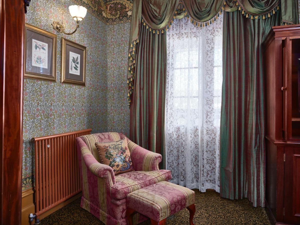 Craig'S Royal Hotel Ballarat Exterior foto A room in the hotel