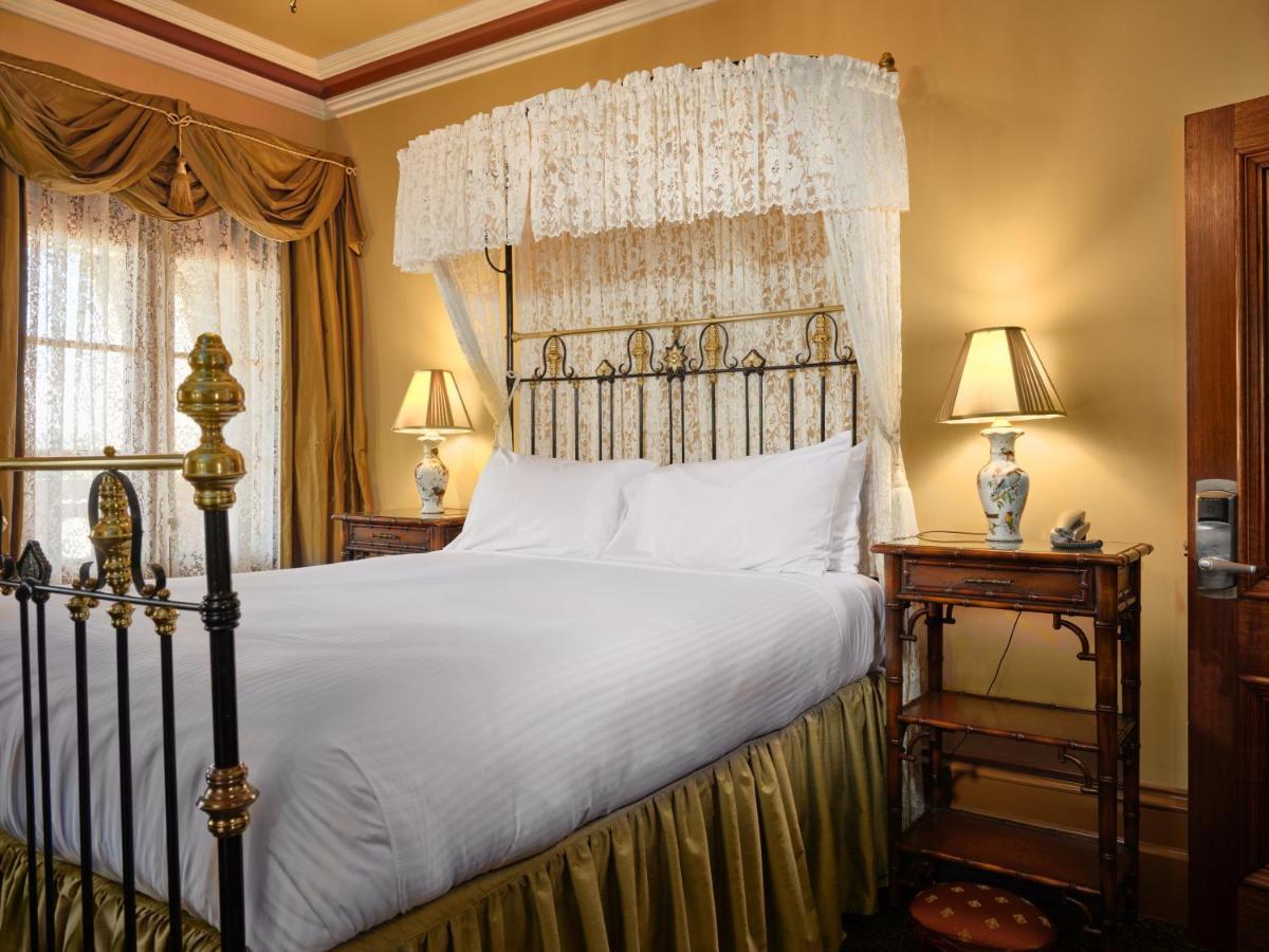 Craig'S Royal Hotel Ballarat Exterior foto A guest room at the hotel