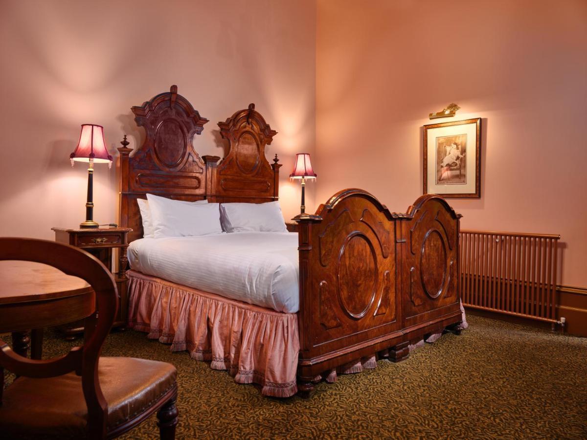Craig'S Royal Hotel Ballarat Exterior foto A bedroom at the hotel