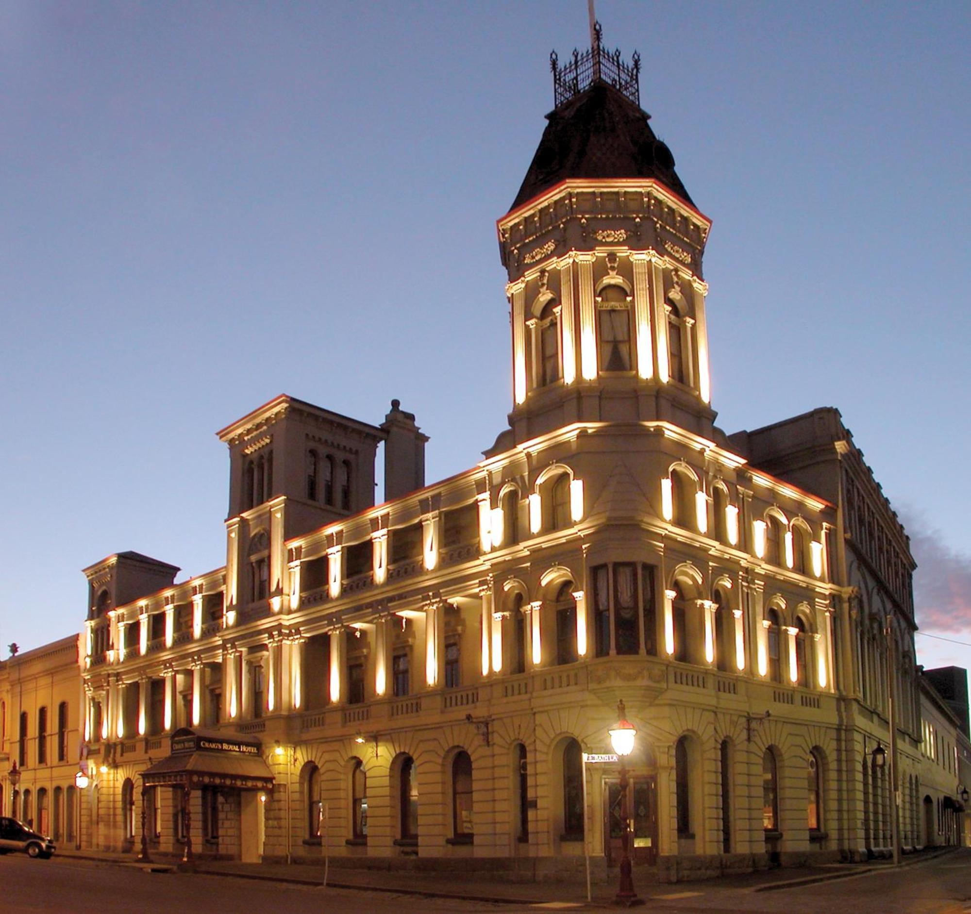 Craig'S Royal Hotel Ballarat Exterior foto The Old Bank Hotel at night