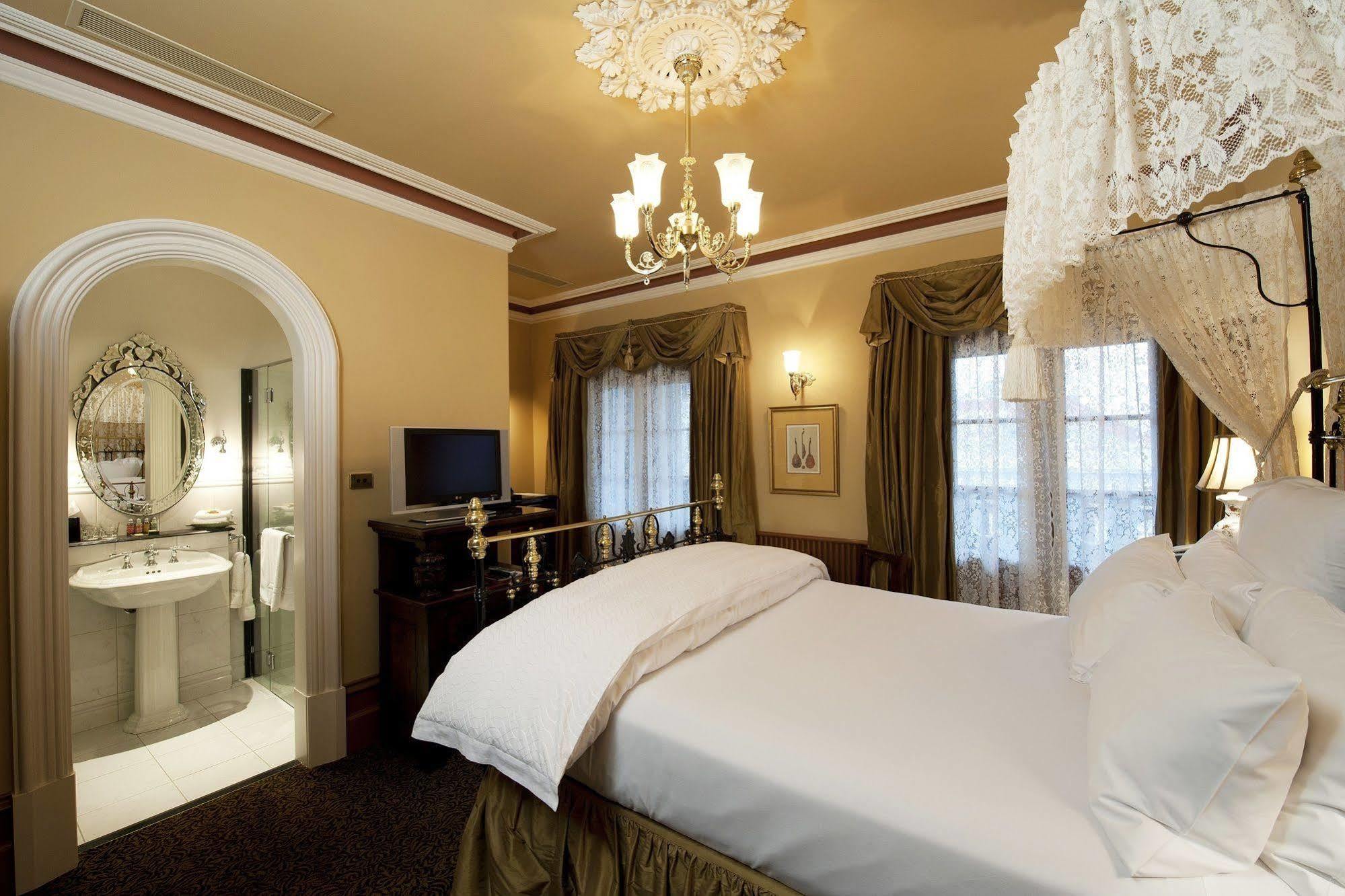 Craig'S Royal Hotel Ballarat Exterior foto A room at the hotel