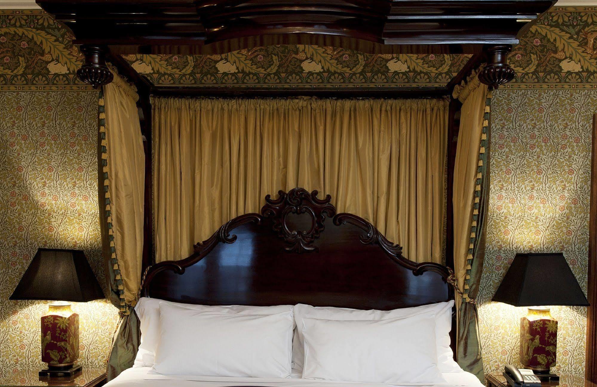 Craig'S Royal Hotel Ballarat Exterior foto The bed in the bedroom of the hotel
