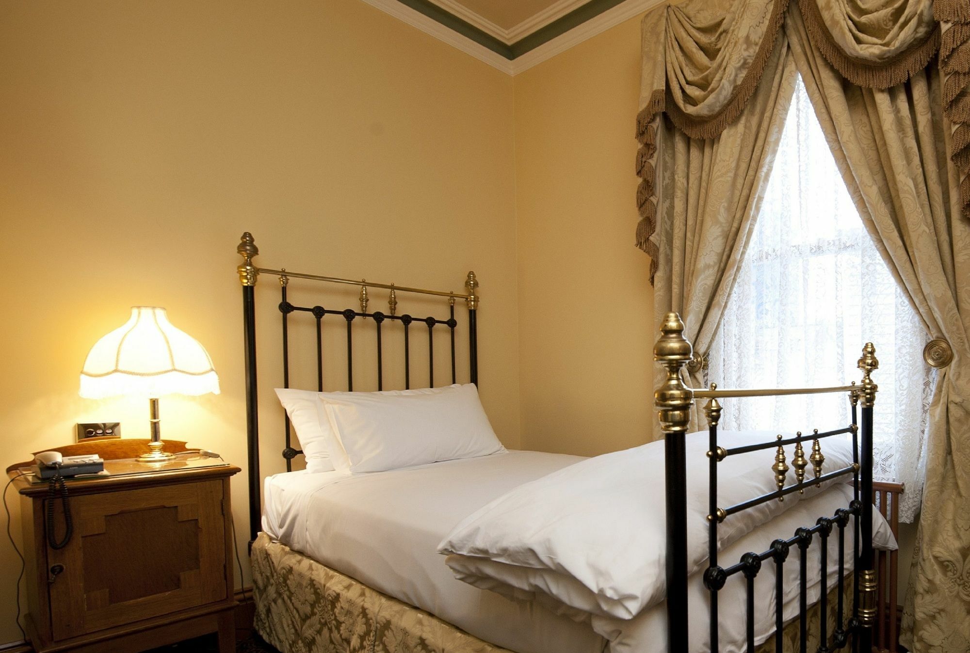 Craig'S Royal Hotel Ballarat Exterior foto A bedroom at the hotel
